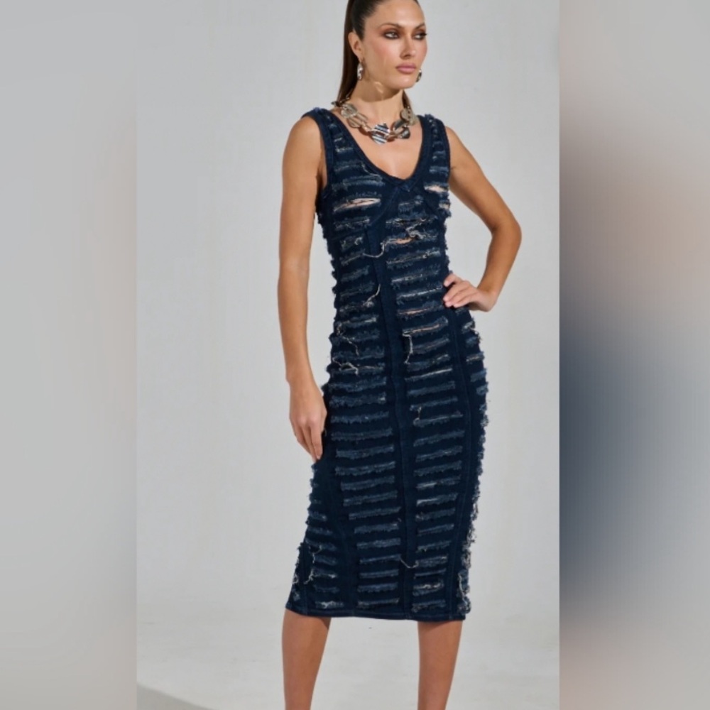 New Akira SHE'S GOT IT SHREDDED DENIM MIDI DRESS IN DARK BLUE - Picture 3 of 12